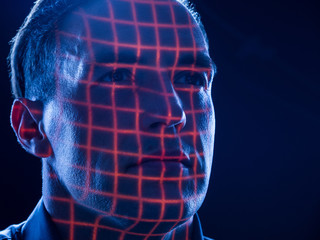 Gesichtsscanner macht 3D Gesichtsscan und erfasst mit Gesichtserkennung die Biometrie