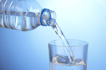 グラスに水を注ぐ