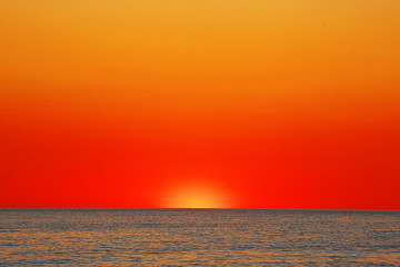 Obraz premium Amazing rays from the red sunset