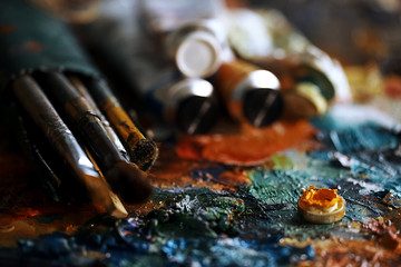 The artist paints a portrait of oil