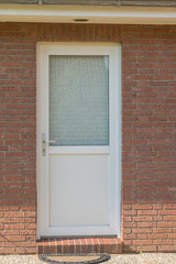 Weiße Haustür mit Glaselement