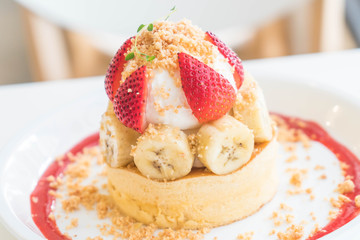 hot cake with cream, strawberry, banana and cookie crumble