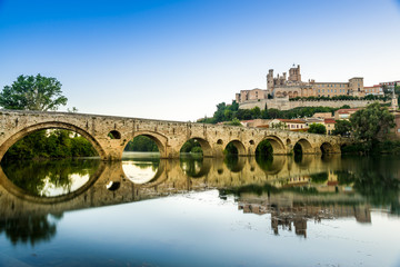 Pont Vieux et la Cathédrale Saint-Nazaire à Béziers, Hérault, Occitanie en France