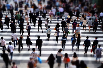 横断歩道を渡る人々
