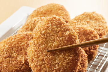 揚げたてのコロッケ