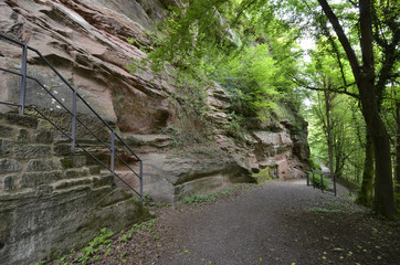 ruine der reichsfeste falkenburg bei wilgartswiesen in der südpfalz