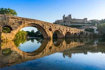 Obraz premium Pont Vieux et la Cathédrale Saint-Nazaire à Béziers, Hérault, Occitanie en France