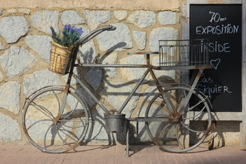 Fototapeta na wymiar Uriges Fahrrad vor mediterraner Mauer