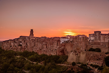 Naklejka premium Miasteczko pitigliano w Toskanii Maremma, mała wioska na klifie tufu