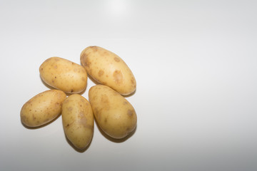 Kartoffeln isoliert auf weissem Hintergrund