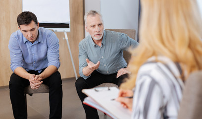 Obraz premium Handsome elderly man looking at his therapist