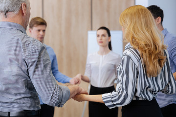 Obraz premium Nice serious people holding hands