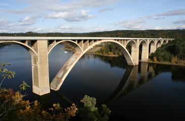 Fototapeta na wymiar Brücke über die Moldau bei Podoli in Tschechien