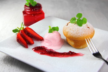 клубничное мороженое со свежей клубникой и кексом.вид сверху