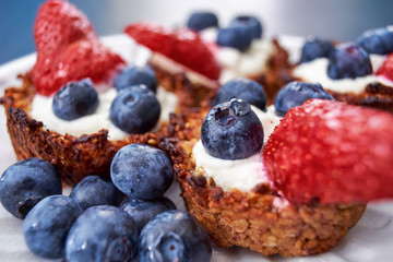 Mascarpone cookie with blueberry and strawberry