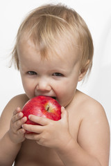Dziecko jedzące jabłko - obrazy, fototapety, plakaty