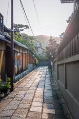 Fototapeta premium 朝日を浴びる京都の町並み