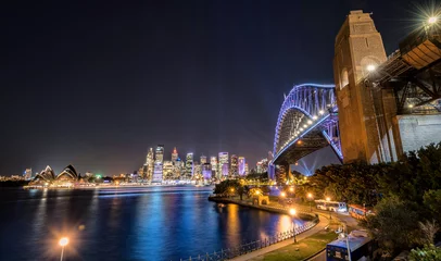 Gordijnen Sydney nachtlampje, Australië. 25 mei 2017. Sydney-stad verlicht met kleurrijke lichtontwerpbeelden, tijdens Vivid Sydney. Het uitzicht vanaf het punt van Milsons. © pookrook