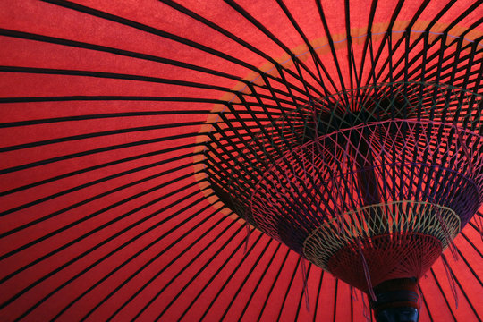 赤い和傘のクローズアップ写真