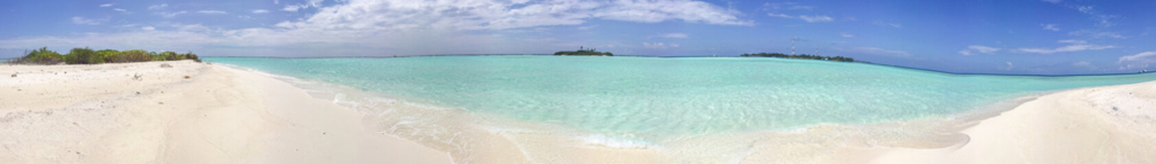 Fototapeta na wymiar Panoramic view of beautiful maldivian beach