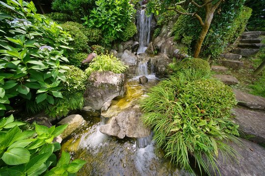 滝のある庭園