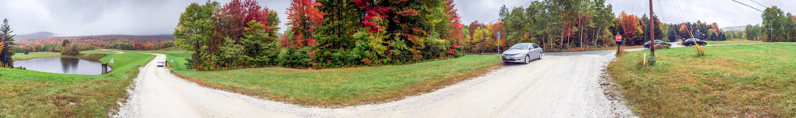 Naklejka premium Panoramic view of New England mountains in foliage season