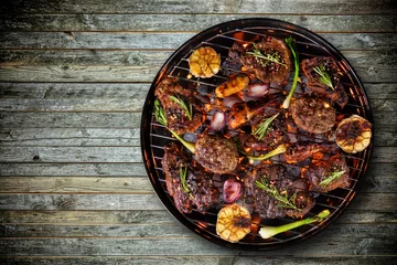 Papier Peint photo Grill / Barbecue Vue de dessus de la viande fraîche et des légumes sur le gril placé sur le plancher en bois