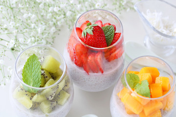 Chia seed pudding with strawberries,kiwi fruits and mango fruits on white table,ホワイトチアシードプディング