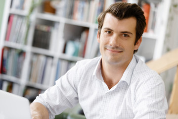 Obraz premium Young businessman in office