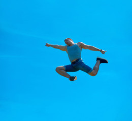 Obraz premium Jumping up guy. Background blue sky.