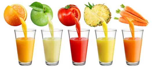 Photo sur Plexiglas Jus Fresh juice pours from fruit and vegetables into the glass isolated on white background.