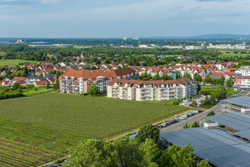 Blick über Worms Herrnsheim zum Kernkraftwerk Biblis