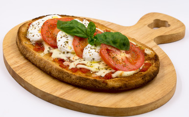 Bruschetta pomodoro, mozzarella e basilico