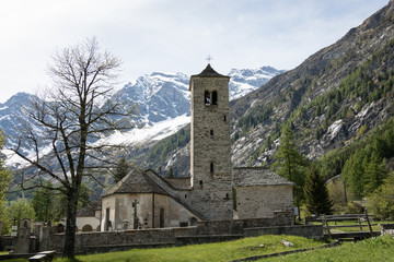 Fototapeta na wymiar Chiesa alpina