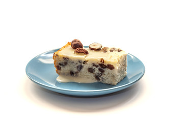 творожная запеканка с изюмом и орехами