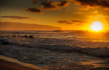 Obraz premium Sunset at Hawaii's north shore Haleiwa