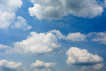 Fototapeta na wymiar Weisse Wolken am Horizont am blauen Himmel 