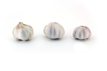 Obraz premium Three fresh Young bulbs of garlic neatly isolated on white background