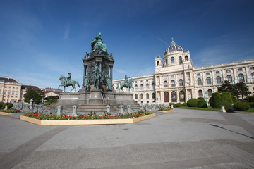 Fototapeta na wymiar Monument to the Maria Theresien Denkmal and Natural History Museum (Naturhistorisches Museum), Vienna, Austria