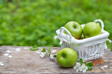 Fresh sweet juicy green apples with flowers wood