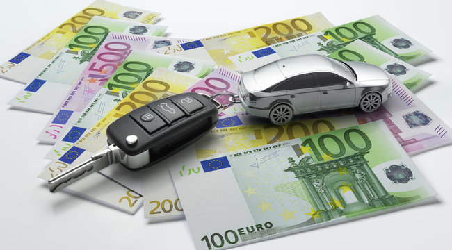Autoschl&uuml;ssel mit Anh&auml;nger auf Euroscheinen