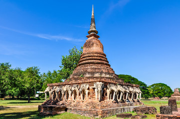 Obraz premium Stupa with elephant sculptures in Sukhotai, Thailand