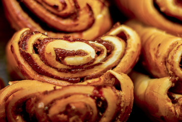 Fototapeta premium Sweet buns. Freshly baked buns on a dark background.