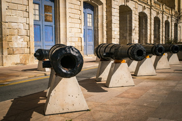 Cannon display by the wharf