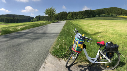 Sonniger Tag mit dem E-Bike in die grüne Landschaft vom Sauerland 