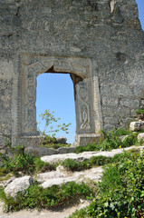 Руины цитадели Мангуп-Кале, восточный орнамент