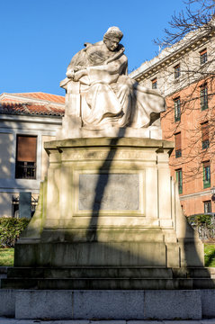 Monumento de Emilia Pardo Baz&aacute;n