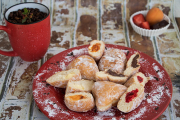 mit Konfitüre gefüllte Gebäckstückchen