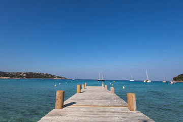 Ponton sur une plage Corse