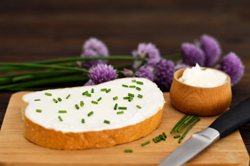 Obraz na płótnie Canvas Cottage cheese and chives on slice of bread